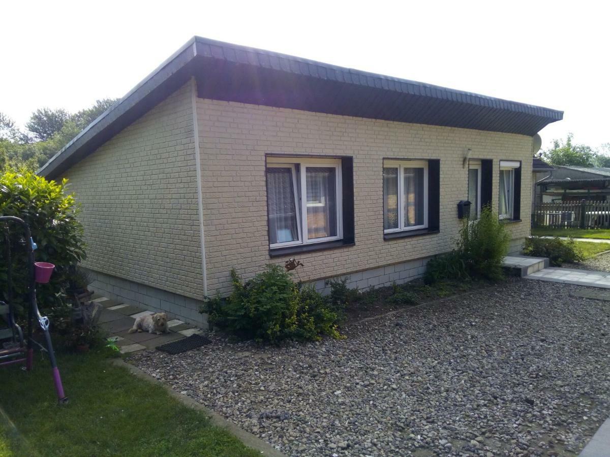Spacious Bungalow Near Sea In Grundshagen Kamer foto